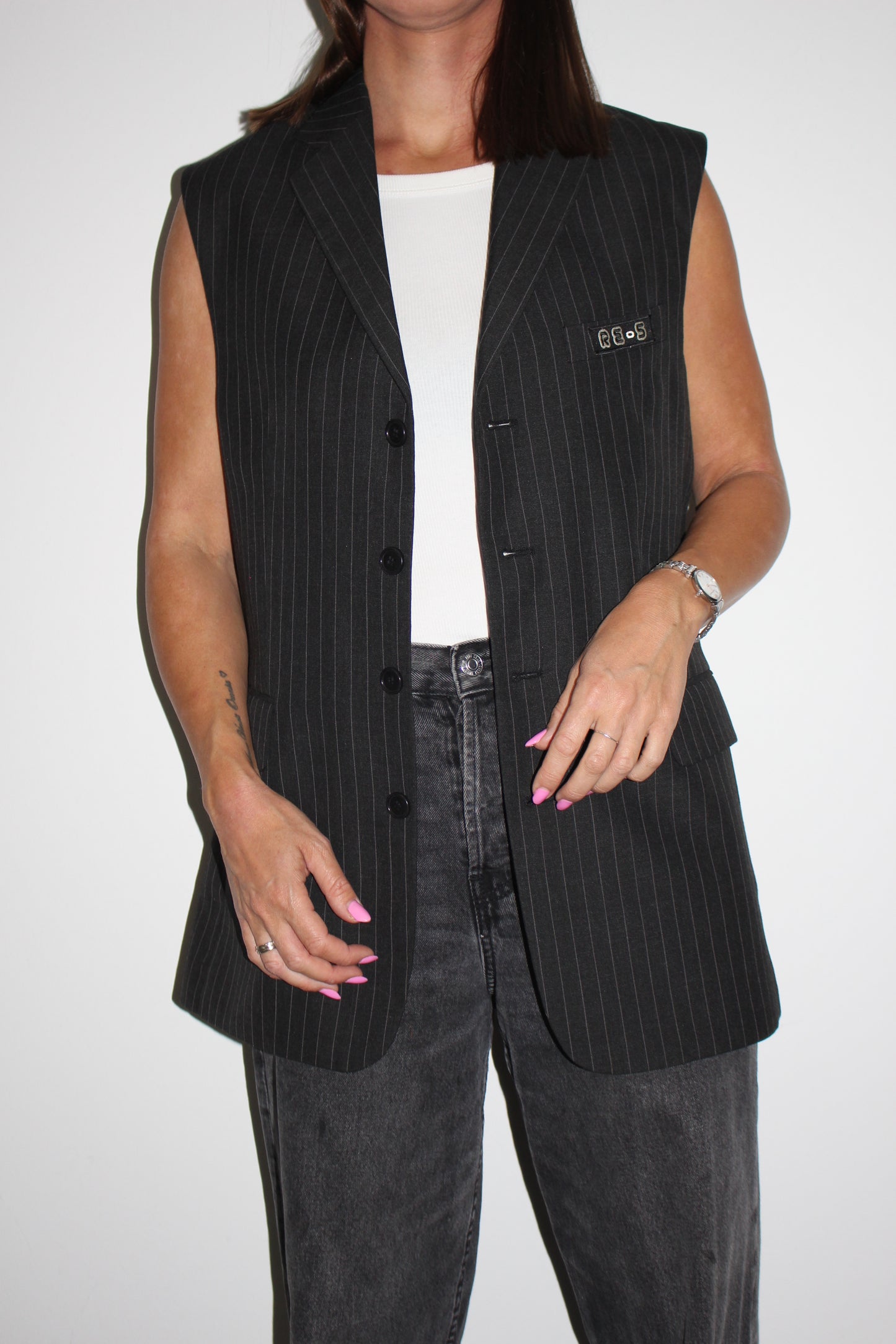 RE-BELTED GILET DARK GREY PINSTRIPE (XS-M)