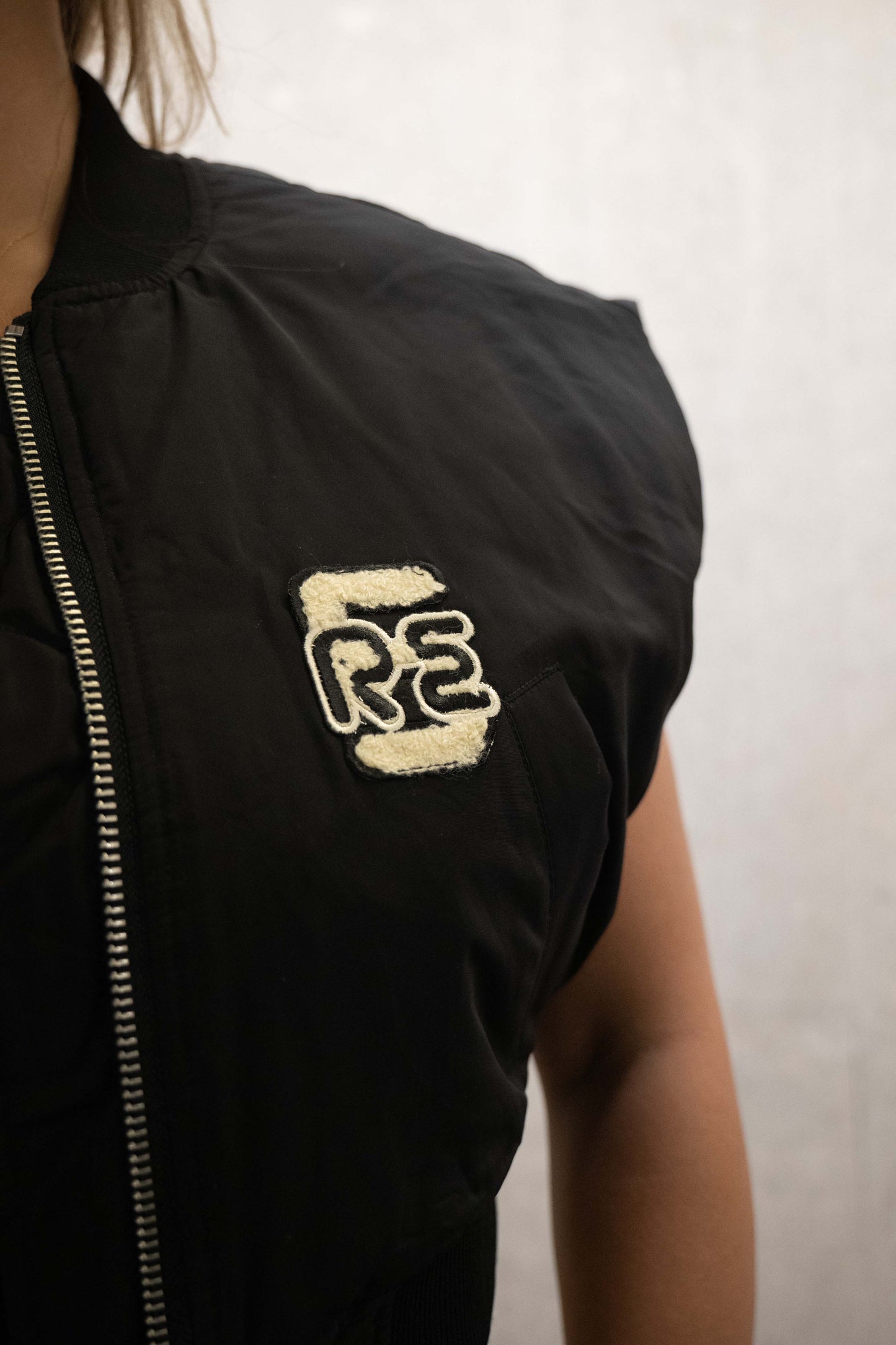 RE-SLEEVELESS BOMBER JACKET BLACK (XS-XL)